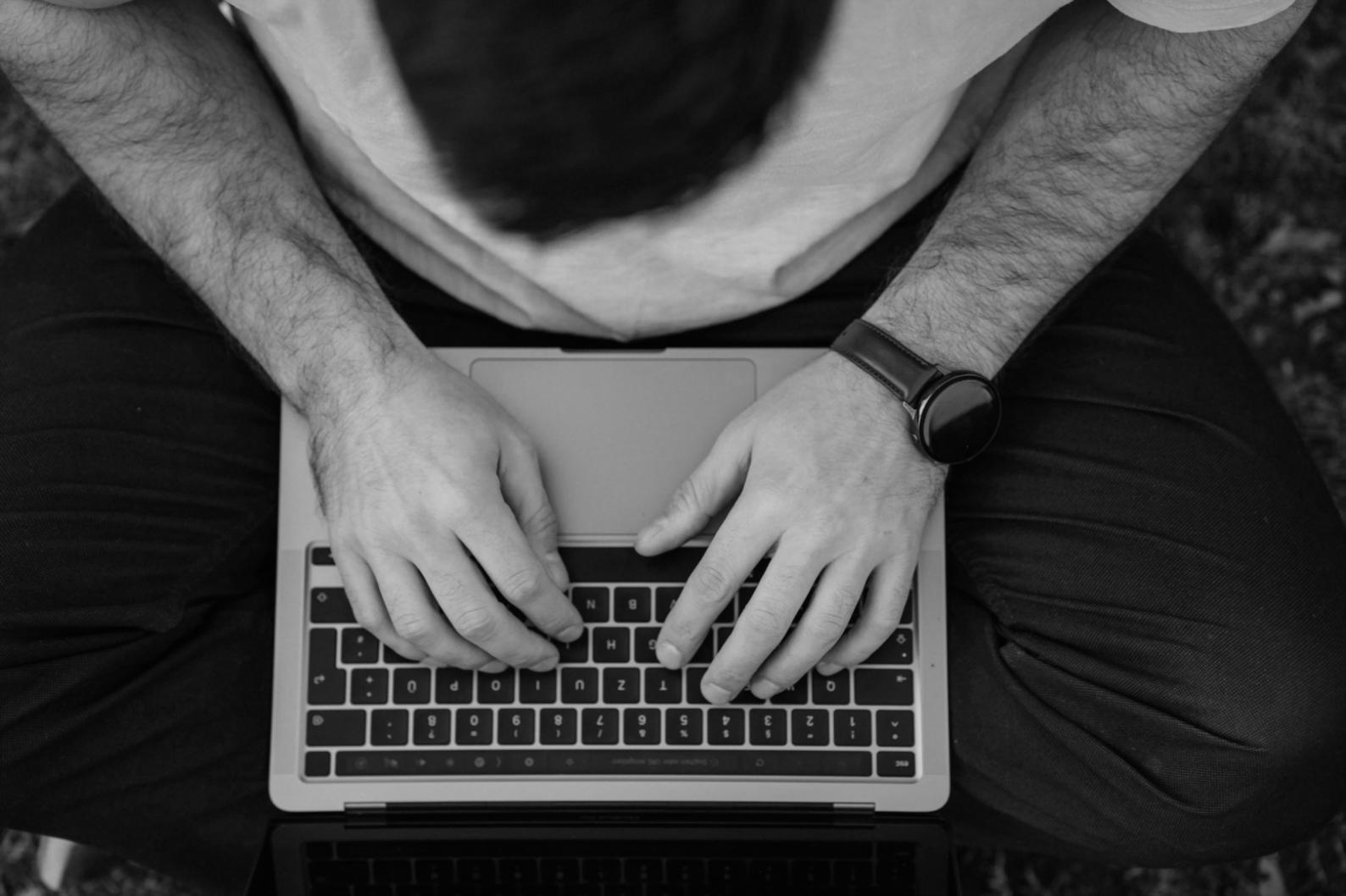 Aula moderna preparada para formación financiera profesional