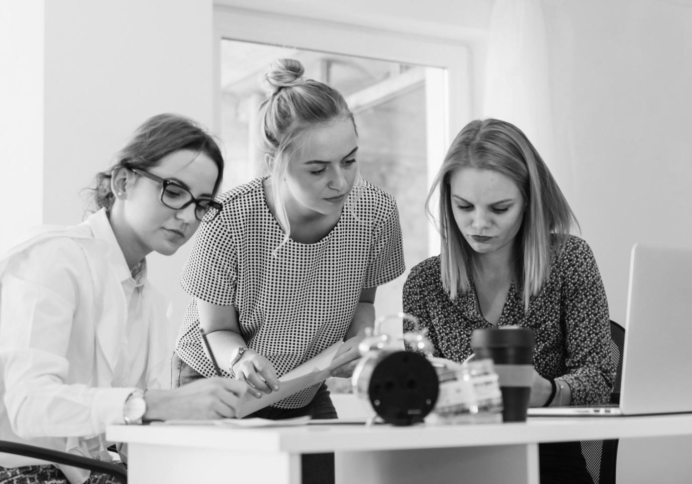 Sala de formación con profesionales estudiando análisis financiero