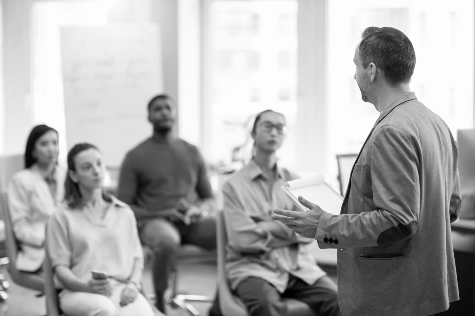 Profesional analizando informes financieros con calculadora y documentos