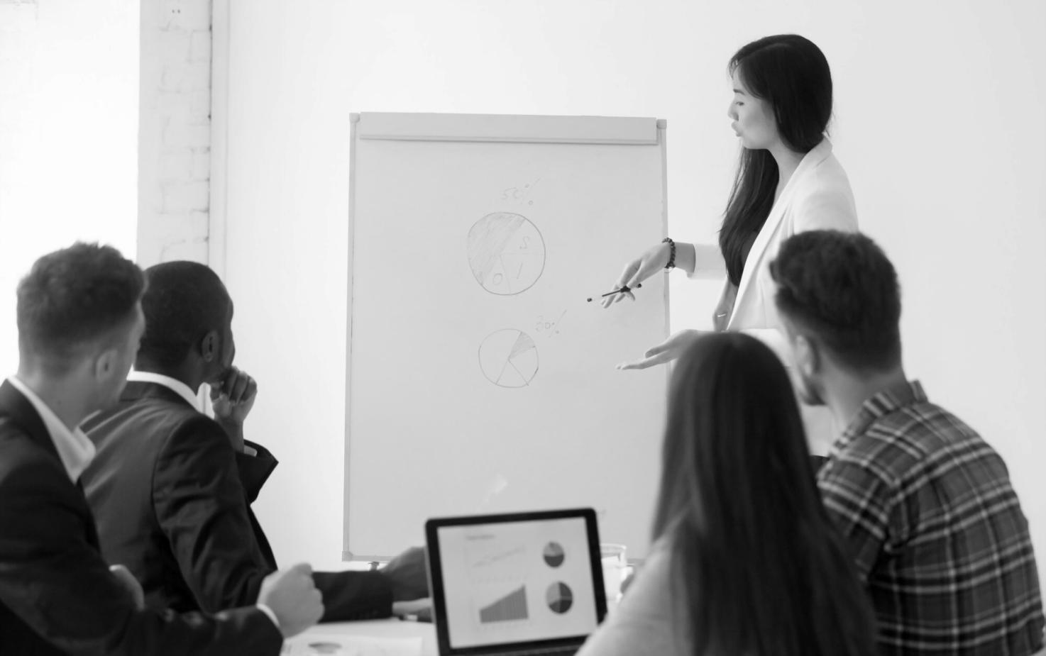 Mesa de trabajo con informes financieros, calculadora y gráficos de análisis empresarial